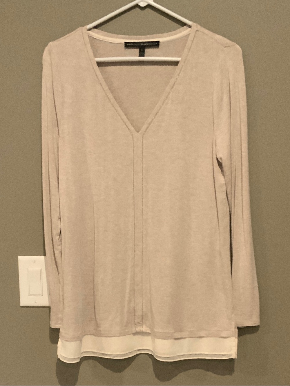 White House Black Market Light Beige V‑Neck Long Sleeve Layered Hem Top